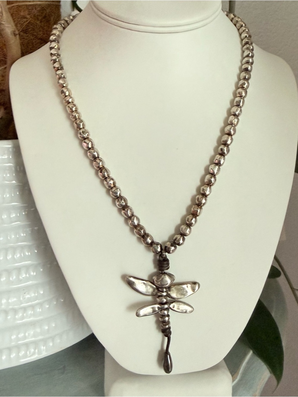Uno de 50 Beaded Dragonfly Pendant Necklace